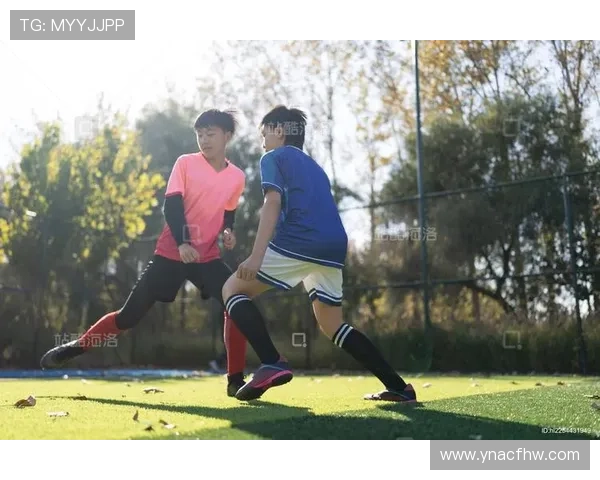 足球明星在绿茵场上踢球的精彩瞬间与动感BGM完美融合的视听盛宴