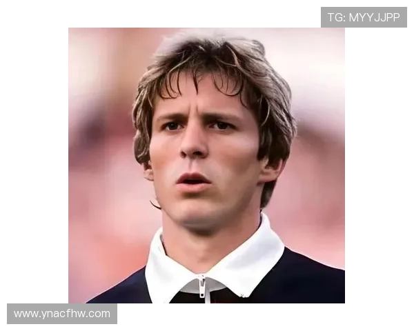 黑白经典足球明星瞬间回顾展现传奇球员的风采与激情